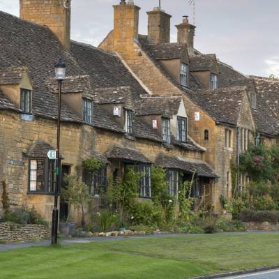 Traditional Cotswold stone cottages in the picturesque Cotswolds village of Broadway, known as the 'jewel of the Cotswolds'.
