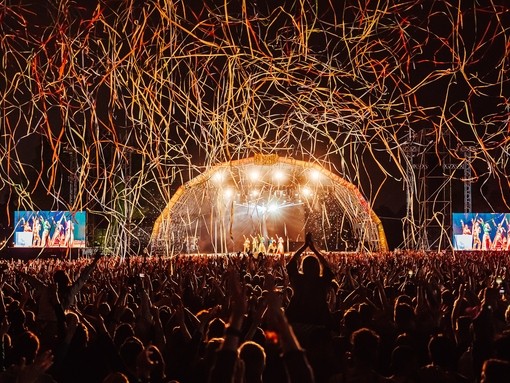 A main stage performance at Mighty Hoopla festival in London, by Luke Dyson